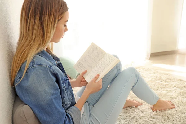 Jovem Mulher Lendo Livro Chão Casa — Fotografia de Stock