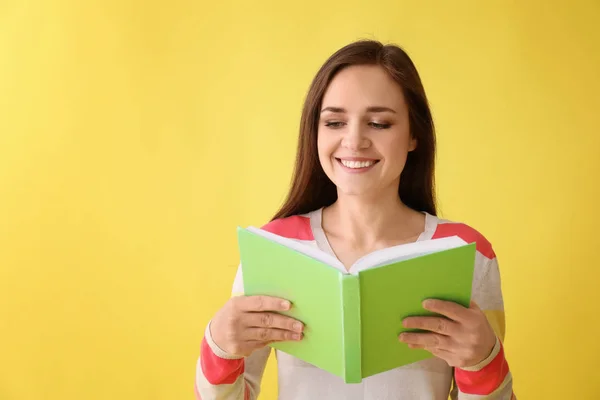 Junge Frau Mit Buch Auf Farbigem Hintergrund — Stockfoto