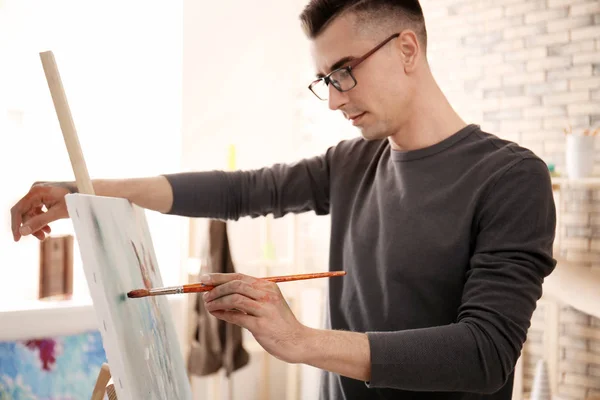 Artista Masculino Pintura Sobre Tela Oficina — Fotografia de Stock