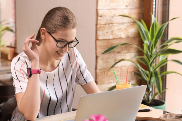 Ung Frilansare Med Laptop Arbeta Café — Stockfoto