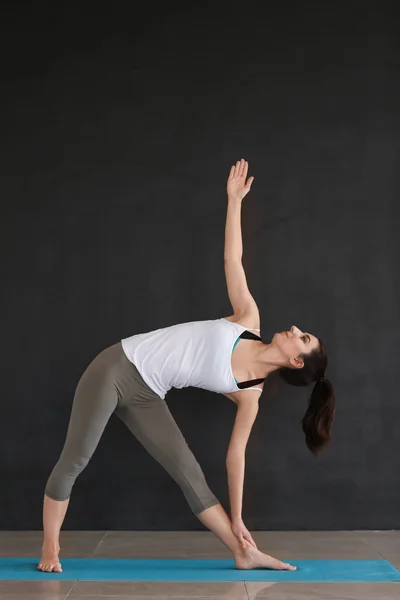 Jonge Vrouw Die Yoga Binnen Oefent — Stockfoto