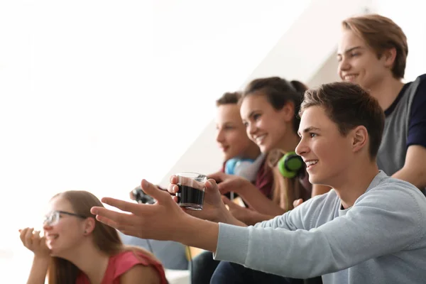 Έφηβοι Παίζουν Βιντεοπαιχνίδια Στο Σπίτι — Φωτογραφία Αρχείου