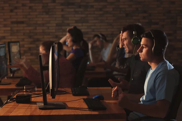 Jovens Jogando Videogames Torneio — Fotografia de Stock