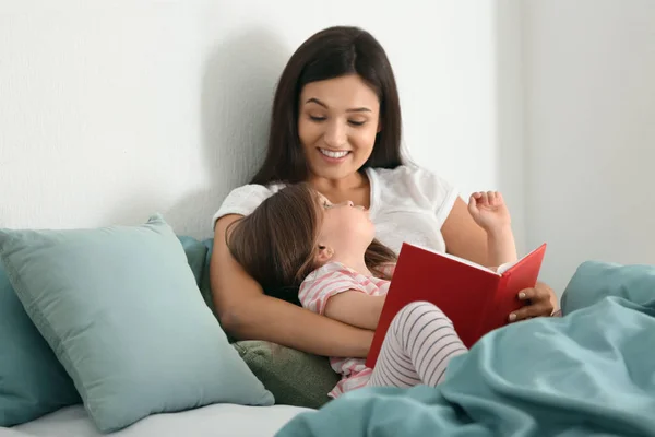 Mother Her Daughter Reading Book Together Home — Stock Photo, Image