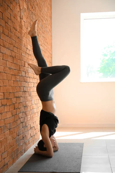 Jeune Femme Pratiquant Yoga Intérieur — Photo