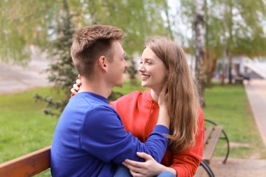 Park bahar gününde mutlu genç Çift