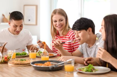 Mutfak masasında yemek arkadaşlar