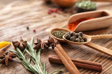 Ahşap arka planda farklı baharatlar içeren kompozisyon