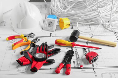 Farklı elektrikçi malzemeleri elektrik düzeni