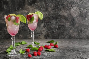 Kadeh tabloda taze ahududu mojito