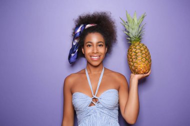 Renkli ananaslı güzel Afro-Amerikalı kadın.