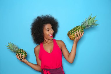 Ananas renk arka plan üzerinde güzel Afrikalı-Amerikalı kadınla