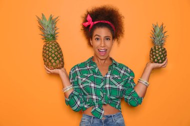 Ananas renk arka plan üzerinde güzel Afrikalı-Amerikalı kadınla