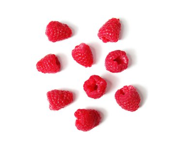 Beyaz arka planda taze ahududu