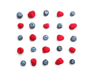 Beyaz arka planda lezzetli olgun meyveler