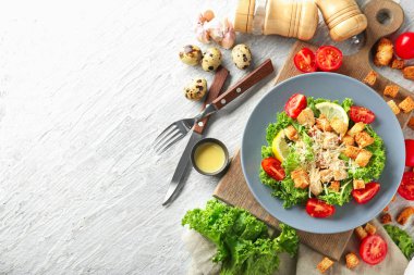 Plaka masada lezzetli Sezar salatası ile