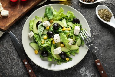 Plaka masada lezzetli sebze salatası ile