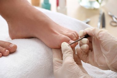Genç kadın güzellik salonunda, portre profesyonel pedikür getting