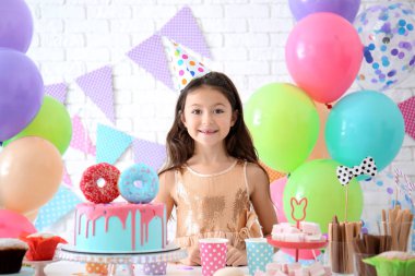 Evde doğum gününü kutlayan tatlı küçük bir kız.