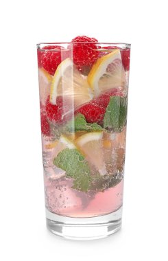 Beyaz arka plan üzerinde taze ahududu Mojito cam