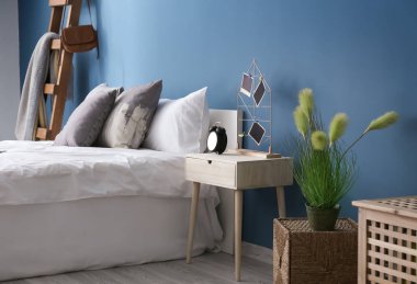 Modern konforlu yatak odası.