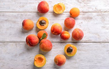 Ahşap masa, üstten görünüm üzerinde tatlı olgun kayısı