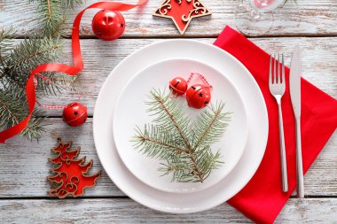 Ahşap arka plan üzerinde şık Noel tablo ayarı