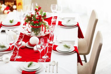 Noel yemeği için oturma odasına masa servis edildi.