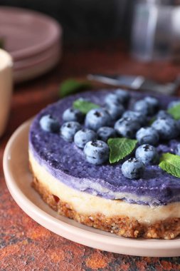 Plaka, closeup üzerinde yaban mersini ile lezzetli peynirli kek