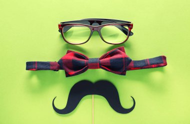 Kağıt bıyıkları, gözlük ve papyon renk arka plan üzerinde. Babalar günü kutlama