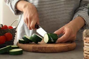 Kadın kesme kabak mutfak