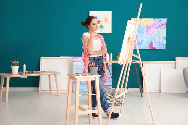 Artista Femenina Esperando Inspiración Taller —  Fotos de Stock