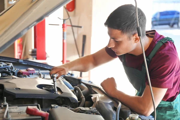 Joven Mecánico Automóviles Reparación Coches Centro Servicio — Foto de Stock