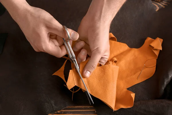 Man Cutting Leather Workshop — Stock Photo, Image