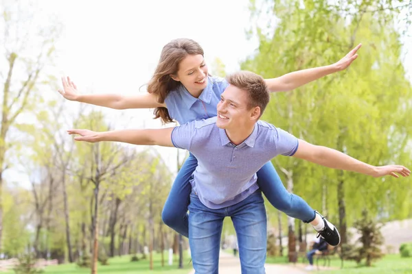 Gelukkig Jong Koppel Park Lente — Stockfoto