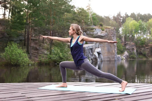 Schöne Junge Frau Praktiziert Morgens Yoga Freien — Stockfoto