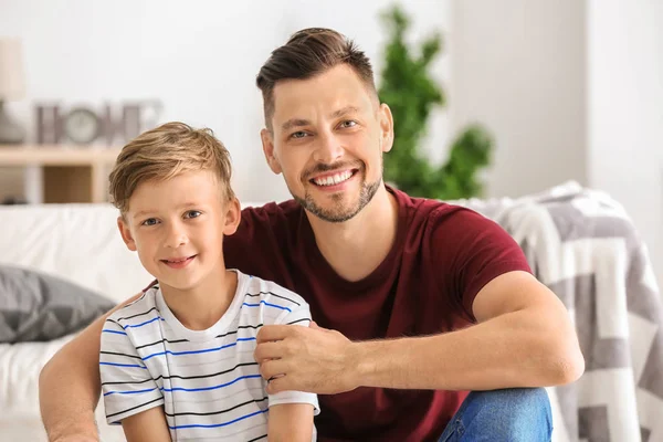 Malý Chlapec Jeho Otec Tráví Společně Čas Doma — Stock fotografie