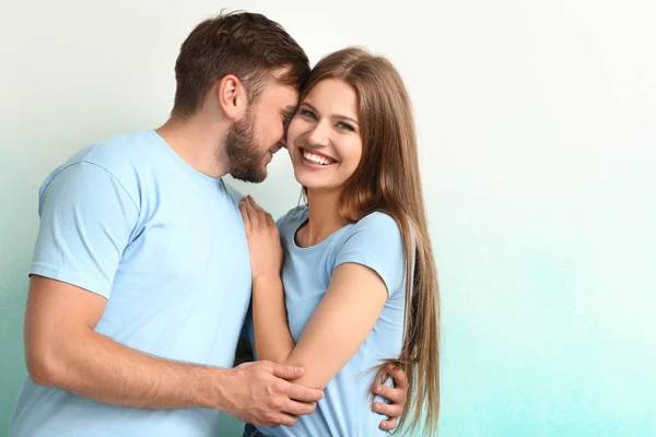 Feliz Jovem Casal Fundo Cor — Fotografia de Stock