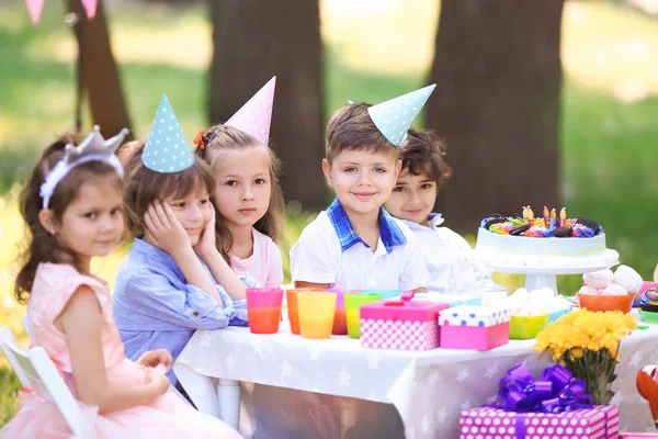 Aranyos Gyerekek Ünnepli Születésnapját Szabadban — Stock Fotó