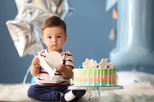 部屋の床の上に座っての誕生日ケーキとかわいい男の子 — ストック写真