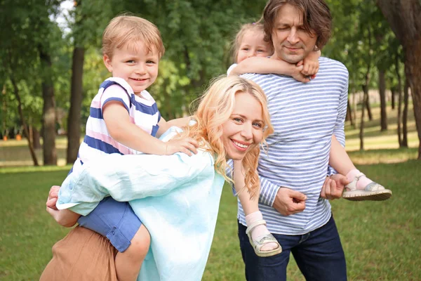 Happy Family Walking Green Park — Stock Photo, Image