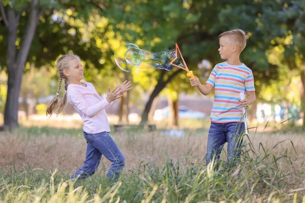 Söta Lilla Barn Som Blåser Såpbubblor Utomhus — Stockfoto