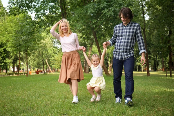 Happy Family Walking Green Park — Stock Photo, Image