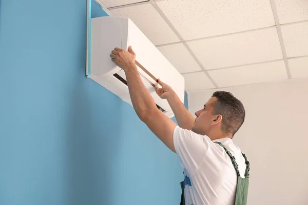 Elettricista Riparazione Condizionatore Aria All Interno — Foto Stock