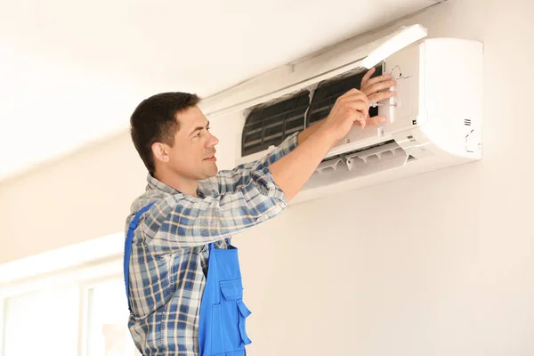 Eletricista Reparação Condicionado Dentro Casa — Fotografia de Stock