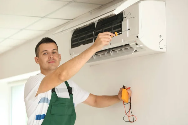 Eletricista Reparação Condicionado Dentro Casa — Fotografia de Stock