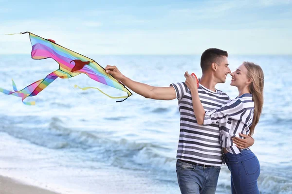 海に近い幸せな若いカップル凧 — ストック写真