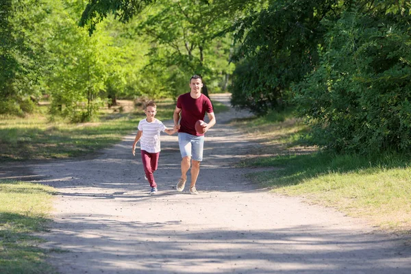 Papá Hijo Con Pelota Rugby Aire Libre —  Fotos de Stock