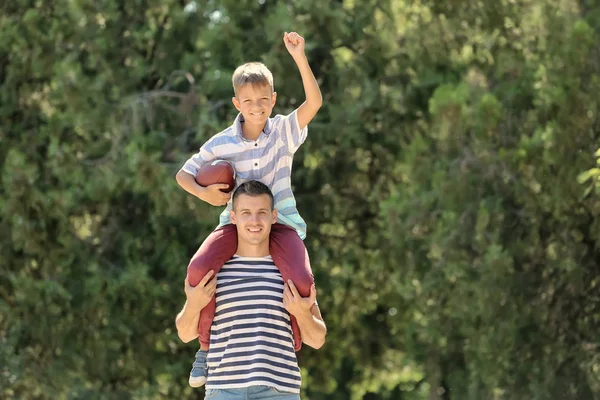 Papá Hijo Con Pelota Rugby Aire Libre — Foto de Stock