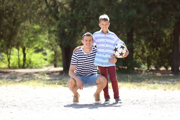 Mały Chłopiec Jego Tata Piłki Nożnej Zewnątrz — Zdjęcie stockowe